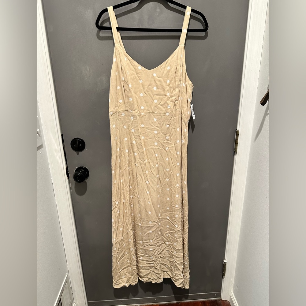 Old navy women’s midi sleeveless dress with split hem. Size large. New with tags